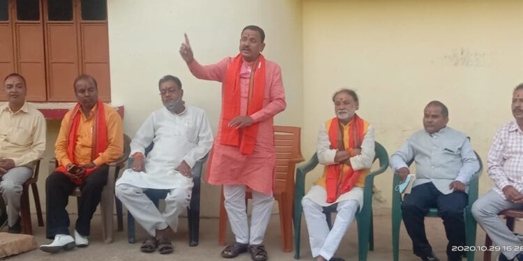 jamshedpur-rural-भाजपा प्रत्याशी के समर्थन में बेरमो के कई गांवों में दिनेशानंद गोस्वामी ने चलाया जनसंपर्क अभियान, बाटुल के लिए मांगे वोट