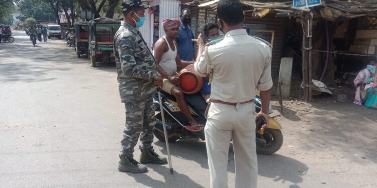 west-singhbhum-जगन्नाथपुर पुलिस ने चलाया वाहन जांच अभियान, कुछ का काटा चालान तो कुछ को चेतावनी देकर छोड़ा