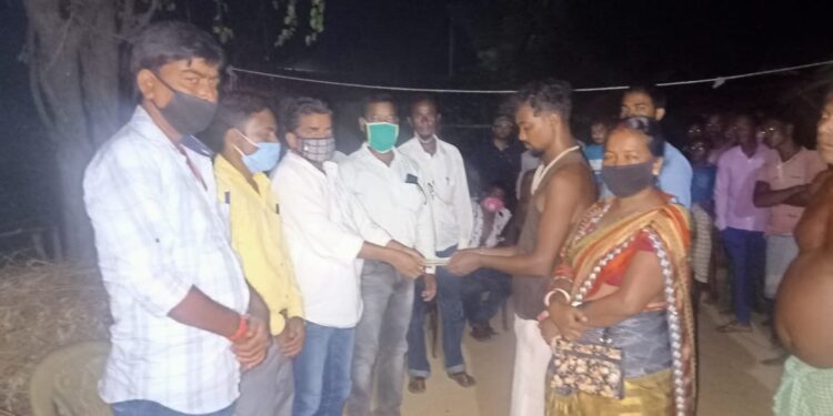 jamshedpur-rural-मृतक के परिजनों को विधायक समीर महंती ने उपलब्ध करायी सरकारी सहायता राशि jamshedpur-rural-मृतक के परिजनों को विधायक समीर महंती ने उपलब्ध करायी सरकारी सहायता राशि