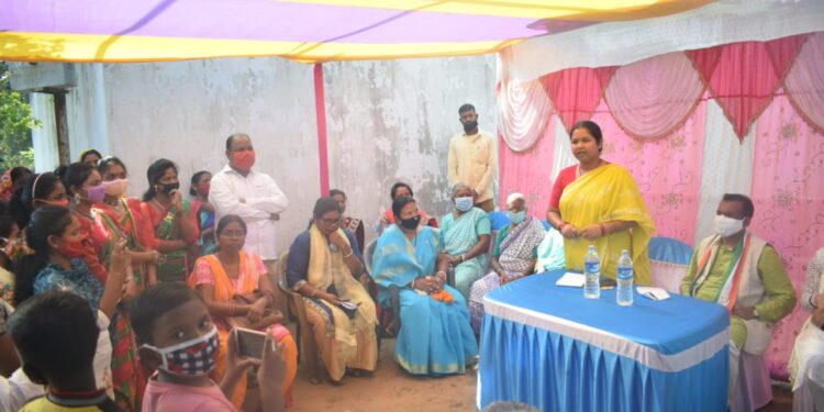 west- singhbhum- बेरमो व चंद्रपुरा में पूर्व सीएम मधु कोडा व सांसद गीता कोड़ा ने कांग्रेस प्रत्याशी के लिए मांगा वोट west- singhbhum- बेरमो व चंद्रपुरा में पूर्व सीएम मधु कोडा व सांसद गीता कोड़ा ने कांग्रेस प्रत्याशी के लिए मांगा वोट