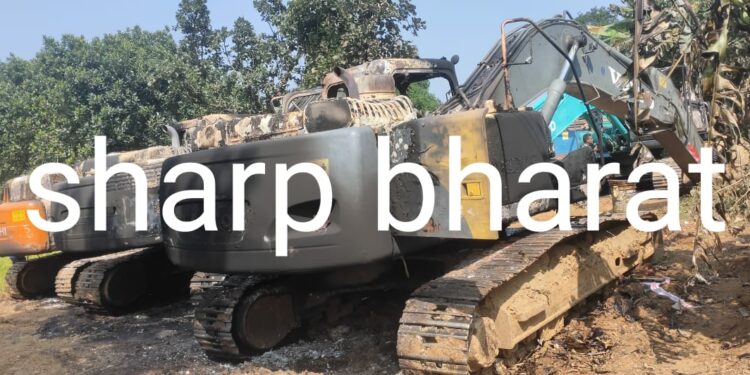west-singhbhum-naxal-चाईबासा में नक्सलियों का तांडव, सड़क निर्माण कर रही कंस्ट्रक्शन कंपनी की गाड़ियों और उपकरणों को नक्सलियों ने फूंका, नक्सलियों की धमकी-सड़क निर्माण किया तो करेंगे सिर कलम