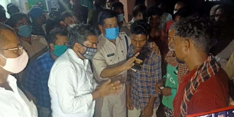 jamshedpur-rural-विधायक समीर महंती ने सड़क दुर्घटना में मृतक के परिजनों को आर्थिक सहयोग किया