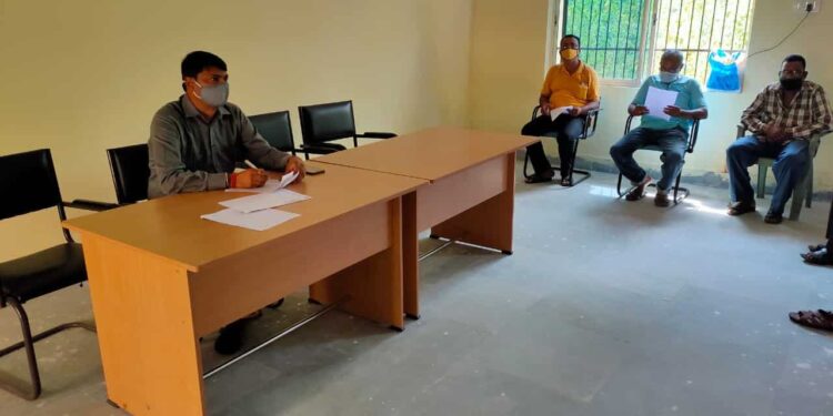 jamshedpur-rural-बहरागोड़ा बीडीओ ने पीडीएस डीलरों के साथ की बैठक,कार्ड को आधार सिडिंग करने का दिया निर्देश