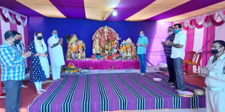 jamshedpur-घाघीडीह जेल परिसर में बिराजी मां दुर्गा, कोरोना गाइडलाइन का पालन करते हुए जेल अधीक्षक ने की पूजा- अर्चना jamshedpur-घाघीडीह जेल परिसर में बिराजी मां दुर्गा, कोरोना गाइडलाइन का पालन करते हुए जेल अधीक्षक ने की पूजा- अर्चना