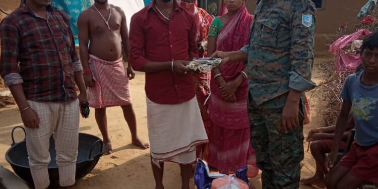 jamshedpur-rural-चाकुलिया के थाना प्रभारी ने दिखाई मानवता,मृतक के परिवार को 50 किलो चावल, दाल समेत नगद राशि देकर किया सहयोग jamshedpur-rural-चाकुलिया के थाना प्रभारी ने दिखाई मानवता,मृतक के परिवार को 50 किलो चावल, दाल समेत नगद राशि देकर किया सहयोग