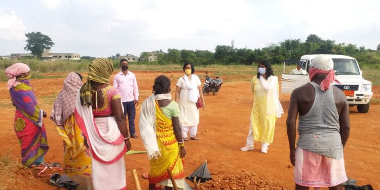 jamshedpur-rural-एनईपी निदेशक और बीडीओ ने कई पंचायतों का दौरा कर विकास योजनाओं का किया निरीक्षण, निर्माण कार्यो में तेजी लाने के दिए निर्देश jamshedpur-rural-एनईपी निदेशक और बीडीओ ने कई पंचायतों का दौरा कर विकास योजनाओं का किया निरीक्षण, निर्माण कार्यो में तेजी लाने के दिए निर्देश