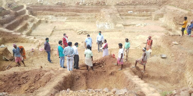 jamshedpur-rural-एडीएम लॉ एंड ऑर्डर ने की समीक्षात्मक बैठक, विकास योजनाओं के क्रियान्वयन का भी किया स्थल निरीक्षण