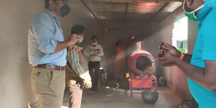 jamshedpur-rural-श्यामा प्रसाद मुखर्जी रूर्बन मिशन के तहत निर्मित मुढ़ी उत्पादन केन्द्र का बीडीओ ने किया निरीक्षण, कहा-स्वरोजगार की दिशा में अहम कदम jamshedpur-rural-श्यामा प्रसाद मुखर्जी रूर्बन मिशन के तहत निर्मित मुढ़ी उत्पादन केन्द्र का बीडीओ ने किया निरीक्षण, कहा-स्वरोजगार की दिशा में अहम कदम