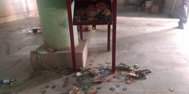adityapur-आदित्यपुर दिंदली बस्ती काली मंदिर में बीती रात चोरों ने दान पेटी काटकर उड़ा ले गए पैसे, स्थानीय लोगों में नाराजगी adityapur-आदित्यपुर दिंदली बस्ती काली मंदिर में बीती रात चोरों ने दान पेटी काटकर उड़ा ले गए पैसे, स्थानीय लोगों में नाराजगी