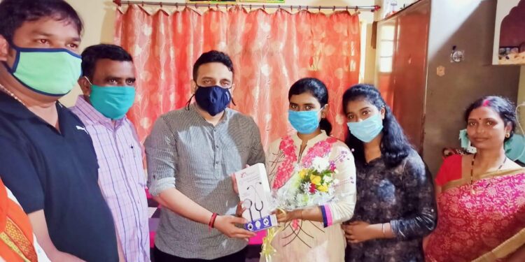 kolhan-neet-topper-जादूगोड़ा निवासी कोल्हान नीट टॉपर रेणुका हलधर को भाजपा प्रवक्ता कुणाल षांड़गी ने किया सम्मानित