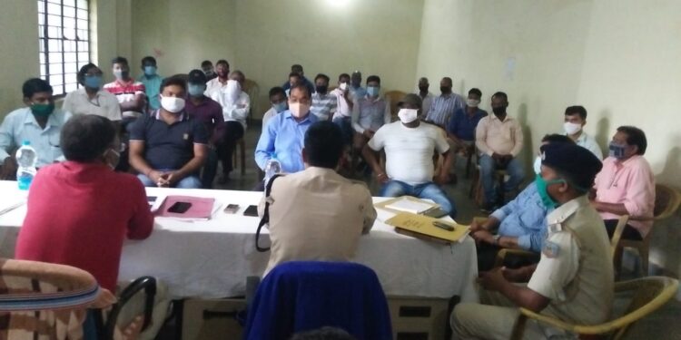 jamshedpur-rural-एसडीओ व एसडीपीओ ने दुर्गा पूजा कमेटी के सदस्यों के साथ की बैठक, कहा-पूजा में सरकारी नियमों का पालन करना अनिवार्य, उल्लंघन करने पर होगी कार्रवाई