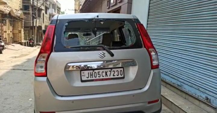 jamshedpur-फिरंगी चौक जुगसलाई में घर के पास खड़े दो कारों को अज्ञात बदमाशों ने किया क्षतिग्रस्त, स्थानीय लोगों में आक्रोश