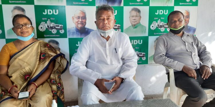 Jamshedpur : जनगणना में सरना धर्मा कोड के लिए आदिवासी सेंगेल अभियान ने किया धरना
