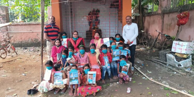 Jamshedpur : आदित्यपुर की गुनिया बस्ती में सामाजिक संस्था ‘अस्तित्व’ ने चलाया जागरूकता अभियान, बच्चों के बीच किया पाठ्य सामग्री, मास्क व चॉकलेट का वितरण Jamshedpur : आदित्यपुर की गुनिया बस्ती में सामाजिक संस्था ‘अस्तित्व’ ने चलाया जागरूकता अभियान, बच्चों के बीच किया पाठ्य सामग्री, मास्क व चॉकलेट का वितरण