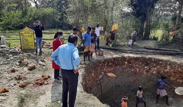 jamshedpur-rural-डीआरडीए निदेशक व बीडीओ ने मनरेगा, आवास योजनाओं के क्रियान्वयन का किया निरीक्षण, दिए आवश्यक दिशा निर्देश