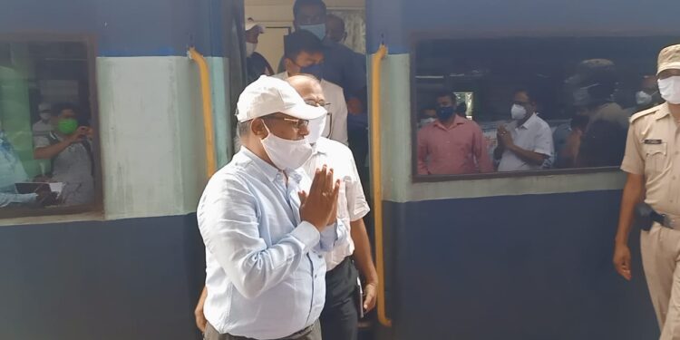 Tatanagar-Railway-Station-DRM-Inspection : डीआरएम ने टाटानगर स्टेशन का किया निरीक्षण, नए गुड्स शेड और लोडिंग अनलोडिंग की व्यवस्था भी देखी, स्टेशन परिसर में पार्किंग व बिहार के लिए ट्रेनों के परिचालन पर क्या कहा, देखें-Video Tatanagar-Railway-Station-DRM-Inspection : डीआरएम ने टाटानगर स्टेशन का किया निरीक्षण, नए गुड्स शेड और लोडिंग अनलोडिंग की व्यवस्था भी देखी, स्टेशन परिसर में पार्किंग व बिहार के लिए ट्रेनों के परिचालन पर क्या कहा, देखें-Video