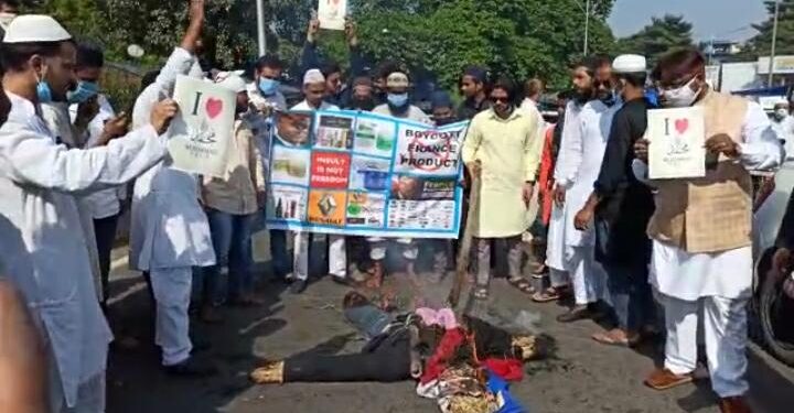Jamshedpur : फ्रांसीसी राष्ट्रपति का विरोध में उतरे मुस्लिम समुदाय के लोग, पुतला व फ्रांसीसी झंडा फूंका