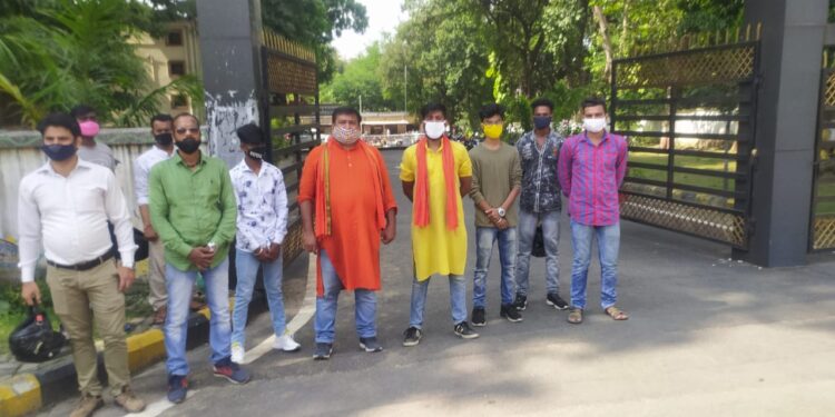 Jamshedpur : शिक्षण संस्थानों के पास पान मसाले, सिगरेट और मांसो की बिक्री बंद कराने को लेकर एसएसपी से मिली हिंदू राष्ट्र सेना