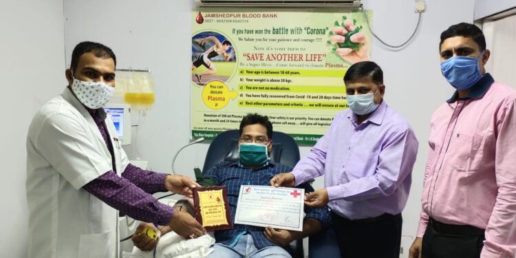 Jamshedpur-plasma-donation-campaign : कोरोना को हराने वाले 6 योद्धाओं ने किया प्लाज्मा दान, टाटा स्टील कर्मी सरोज रंजन ने प्लाज्मा दान कर अपने जन्मदिन को बनाया खास Jamshedpur-plasma-donation-campaign : कोरोना को हराने वाले 6 योद्धाओं ने किया प्लाज्मा दान, टाटा स्टील कर्मी सरोज रंजन ने प्लाज्मा दान कर अपने जन्मदिन को बनाया खास
