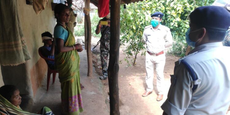 jamshedpur-rural-crime-बड़शोल के काजू जंगल में दो नाबालिग लड़की की शव बरामदगी मामले की जांच करने खुद पहुंचे जमशेदपुर एसएसपी, परिवार से हुई पूछताछ