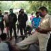 jamshedpur-crime-जमशेदपुर में दिनदहाड़े छिनतई करते युवको को भीड़ ने पकड़ा, पिटाई, पुलिस को सौंपा-video