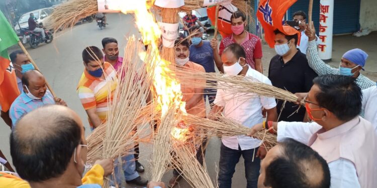 Adityapur-RIT-BJP : आरआईटी मंडल भाजपाइयों ने फूंका सीएम हेमंत सोरेन का पुतला