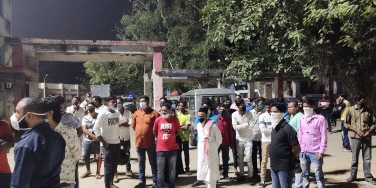 jamshedpur-mgm-hungama-भाजपा आजादनगर के पूर्व मंडल अध्यक्ष की भाभी की एमजीएम अस्पताल में मौत, परिजनों का हंगामा, इलाज में लापरवाही का आरोप-video