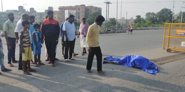 jamshedpur-accident-कदमा में ट्रक ने एक को कुचला, घटनास्थल पर ही मौत