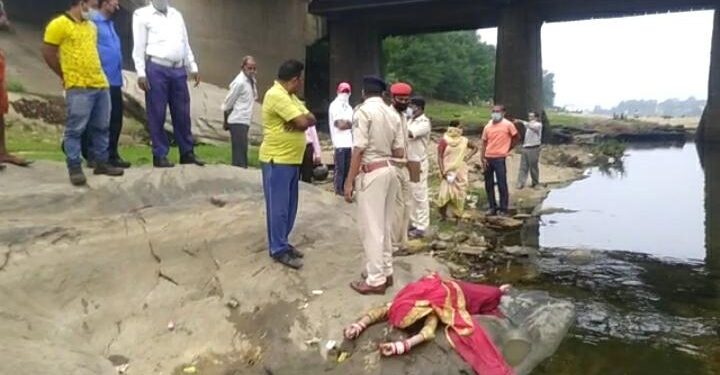 jamshedpur-womens-body-found-मानगो पुल के नीचे मिली महिला की लाश, हाथों में मेहंदी और राजा-रानी लिखी और नई नवेली दुल्हन लग रही महिला