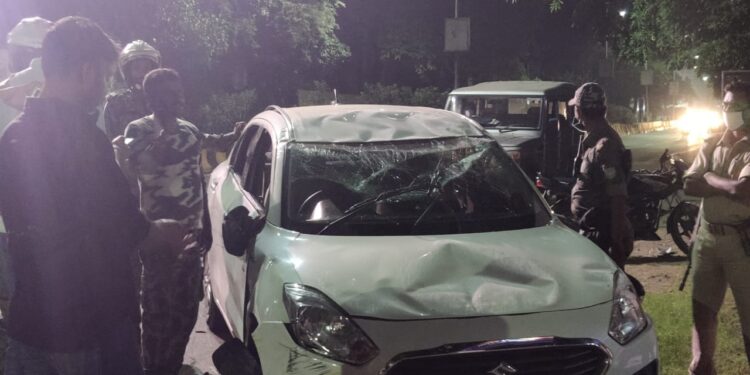 jamshedpur-rash-driving-तेज रफ्तार में साकची थाना के पास डिवाइडर से टकराई कार, नशे की हालत में थे युवक, पुलिस से भी उलझे