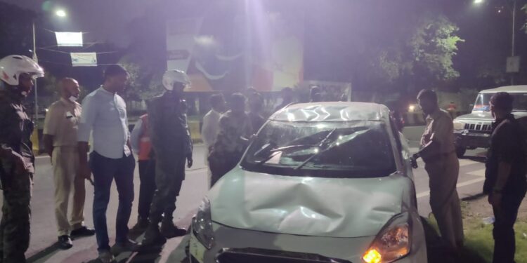 Jamshedpur-accident : तेज रफ्तार में साकची थाना के पास डिवाइडर से टकराई कार, नशे की हालत में थे युवक, पुलिस से भी उलझे