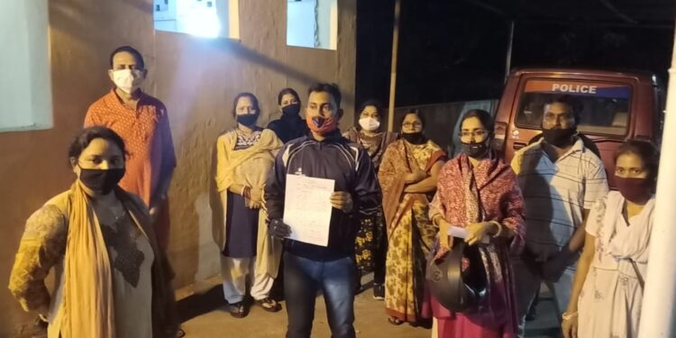 Jamshedpur : पड़ोसी द्वारा छेड़छाड़ से परेशान महिला स्थानीय लोगों के साथ पहुंची थाने, की शिकायत-Video Jamshedpur : पड़ोसी द्वारा छेड़छाड़ से परेशान महिला स्थानीय लोगों के साथ पहुंची थाने, की शिकायत-Video