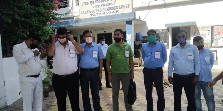 Tatanagar-Railway-Loco-running-staff : लोको रनिंग स्टाफ ने काला बिल्ला लगाकर किया विरोध-प्रदर्शन, मांगे पूरी नहीं होने पर आंदोलन की चेतावनी Tatanagar-Railway-Loco-running-staff : लोको रनिंग स्टाफ ने काला बिल्ला लगाकर किया विरोध-प्रदर्शन, मांगे पूरी नहीं होने पर आंदोलन की चेतावनी