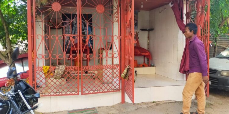 Jamshedpur : साकची के बिरूपा रोड में शनि व पंचमुखी हनुमान मंदिर के लिए भूखंड की मांग लेकर डीसी ऑफिस पहुंचे मंदिर कमेटी के लोग, अन्य मांगें भी रखी