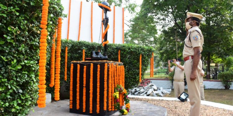 Police-memorial-day : पुलिस संस्मरण दिवस पर शहादत को किया गया सलाम, शहीदों के सम्मान में झुके शस्त्र, एसएसपी ने कहा-हमेशा जनता की सुरक्षा और सेवा में तत्पर रहें Police-memorial-day : पुलिस संस्मरण दिवस पर शहादत को किया गया सलाम, शहीदों के सम्मान में झुके शस्त्र, एसएसपी ने कहा-हमेशा जनता की सुरक्षा और सेवा में तत्पर रहें