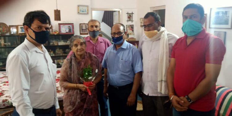 Jamshedpur : पूर्व सैनिक सेवा परिषद ने आजाद हिंद फौज के सेनानी कैप्टन सोमेंद्र कर्मकार की पत्नी नीलिमा कर्मकार को किया सम्मानित, कहा-विश्वमान नेतृत्व के परिचायक थे नेताजी सुभाष