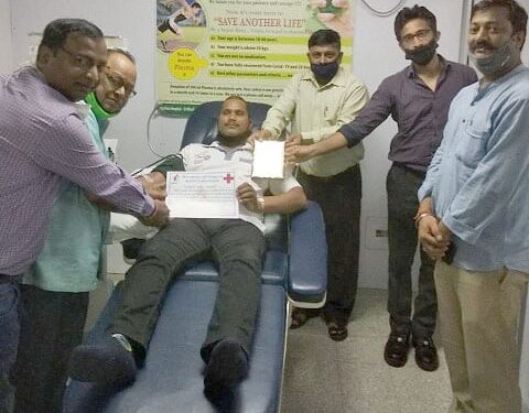 Jamshedpur-plasma-donation-campaign : मानवता की सेवा में लगातार आगे आ रहे लोग, 6 लोगों ने किया प्लाज्मा डोनेट, टाटा स्टील सुरक्षा विभाग के बीरो प्रधान ने तीसरी बार किया प्लाज्मा दान