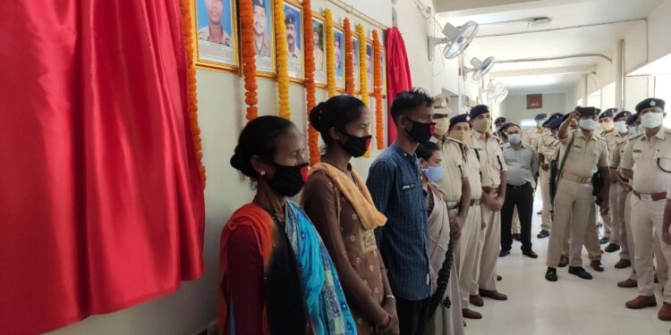 Jamshedpur : एसएसपी ऑफिस में सम्मानित किये गये शहीदों के परिजन, आरपी पटेल हाई स्कूल में लगायी गयी शहीद धनंजय यादव की तस्वीर Jamshedpur : एसएसपी ऑफिस में सम्मानित किये गये शहीदों के परिजन, आरपी पटेल हाई स्कूल में लगायी गयी शहीद धनंजय यादव की तस्वीर