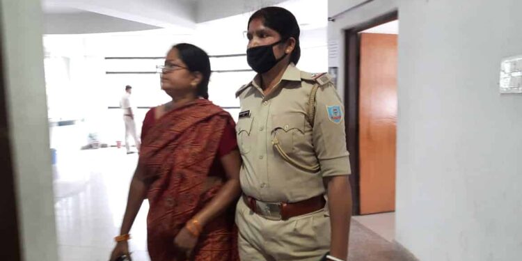 Jamshedpur : परसुडीह में महिला कर रही थी सरकारी जमीन का अतिक्रमण, पुलिस पहुंची तो खुद तो किरोसिन छिड़कर आत्मदाह का किया प्रयास, थाने लायी गयी Jamshedpur : परसुडीह में महिला कर रही थी सरकारी जमीन का अतिक्रमण, पुलिस पहुंची तो खुद तो किरोसिन छिड़कर आत्मदाह का किया प्रयास, थाने लायी गयी