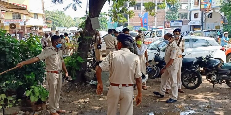 Jamshedpur : साकची गुरुद्वारा के समीप निर्माण कार्य को लेकर दो पक्षों में मारपीट, पुलिस ने किया बीच-बचाव Jamshedpur : साकची गुरुद्वारा के समीप निर्माण कार्य को लेकर दो पक्षों में मारपीट, पुलिस ने किया बीच-बचाव