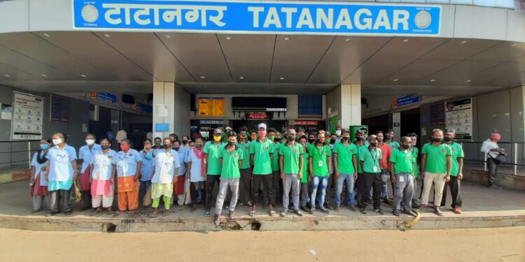 Tatanagar-Railway : वेतन वृद्धि व बोनस की मांग पर टाटानगर रेलवे के सफाइकर्मी गये हड़ताल पर, कहा-अपने हक की बात करने पर मिलती है धमकी, क्या धमकी मिलती है पढ़ें
