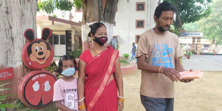 Jamshedpur : किराया मांगने पर मकान मालिक से झगड़ा-झंझट, किरायेदार ने दीवार व एस्बेस्टस की छत तोड़ दी, अब घर के आंगन में करा रहा निर्माण, मकान मालिक के बेटे के साथ मारपीट भी, सिटी डीएसपी से मकान मालिक ने की शिकायत
