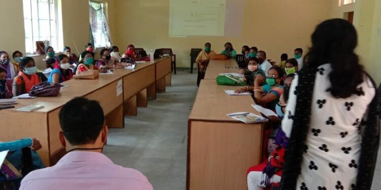 jamshedpur-rural-घाटशिला प्रखंड कार्यालय में रोजगार सेवकों को विकास योजनाओं की दी गई जानकारी