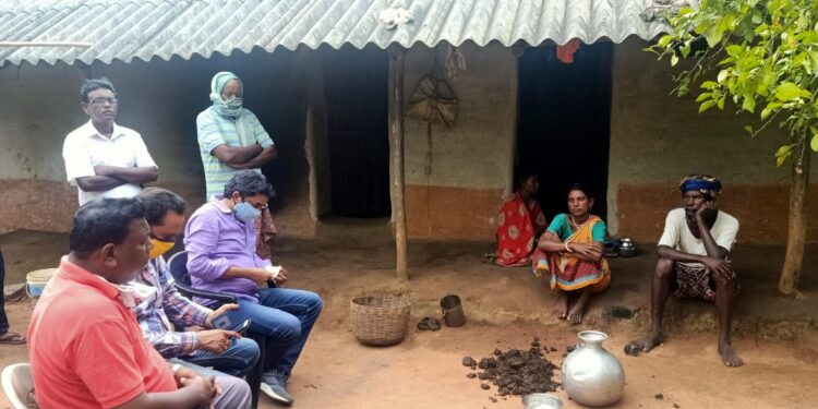 jamshedpur-rural-विधायक समीर महंती मृत नाबालिगों के परिजनों से मिले, दी सांत्वना और किया आर्थिक सहयोग jamshedpur-rural-विधायक समीर महंती मृत नाबालिगों के परिजनों से मिले, दी सांत्वना और किया आर्थिक सहयोग