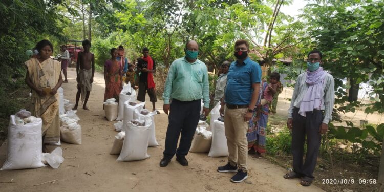 jamshedpur-rural-प्रखंड आपूर्ति पदाधिकारी ने दारीसाई गांव के सबर टोला के 14 सबरों को उपलब्ध कराया अनाज jamshedpur-rural-प्रखंड आपूर्ति पदाधिकारी ने दारीसाई गांव के सबर टोला के 14 सबरों को उपलब्ध कराया अनाज