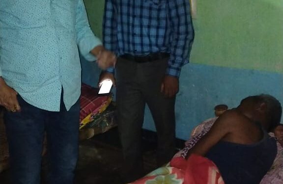 jamshedpur-rural-बीमार झामुमो कार्यकर्ता को विधायक समीर महंती ने उपचार के लिए सीएचसी पहुंचाया jamshedpur-rural-बीमार झामुमो कार्यकर्ता को विधायक समीर महंती ने उपचार के लिए सीएचसी पहुंचाया