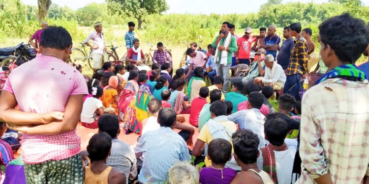 jamshedpur-rural-बांकशोल में सबर विद्यार्थियों के साथ जिप सदस्य शिवचरण हांसदा ने की बैठक, जाति प्रमाण पत्र बनाने में आई त्रुटि में सुधार करने की मांग को लेकर होगा धरना- प्रदर्शन jamshedpur-rural-बांकशोल में सबर विद्यार्थियों के साथ जिप सदस्य शिवचरण हांसदा ने की बैठक, जाति प्रमाण पत्र बनाने में आई त्रुटि में सुधार करने की मांग को लेकर होगा धरना- प्रदर्शन