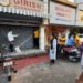 Jamshedpur-Corona : कोरोना संक्रमित कर्मचारी से काम कराने के मामले में जिला प्रशासन की कार्रवाई, गिरीश चनाचूर की बिष्टुपुर स्थित दुकान सील