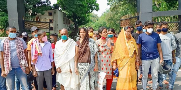 jamshedpur-मानगो दाईगुटू में हुए हत्या मामले में एसएसपी से मिले मृतक के परिजन, फरार आरोपियों की गिरफ्तारी की मांग jamshedpur-मानगो दाईगुटू में हुए हत्या मामले में एसएसपी से मिले मृतक के परिजन, फरार आरोपियों की गिरफ्तारी की मांग
