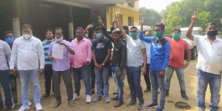 jamshedpur-डीएलसी आफिस मे रिनोवीजन कंपनी प्रबंधन व मजदूरों के बीच बनी सहमति, मजदूरों का पांच दिनों से चल रहा हड़ताल समाप्त jamshedpur-डीएलसी आफिस मे रिनोवीजन कंपनी प्रबंधन व मजदूरों के बीच बनी सहमति, मजदूरों का पांच दिनों से चल रहा हड़ताल समाप्त